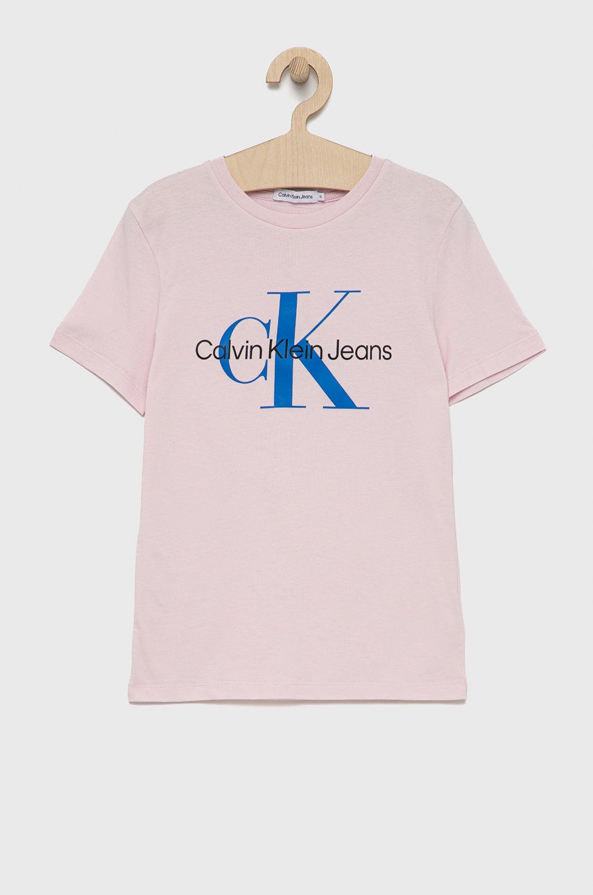 

Детска памучна тениска Calvin Klein Jeans в розово с принт, Розов