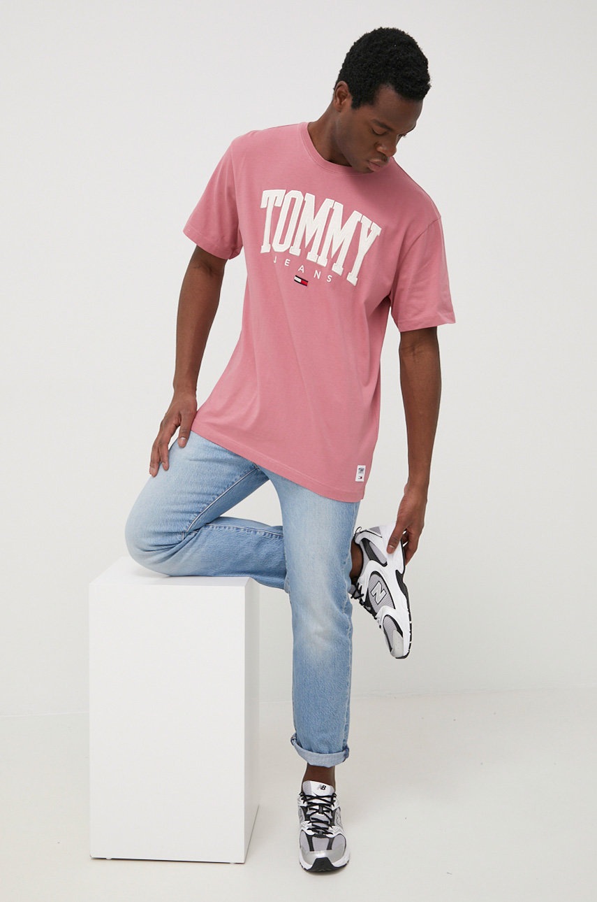 

Памучна тениска Tommy Jeans в розово с апликация, Розов