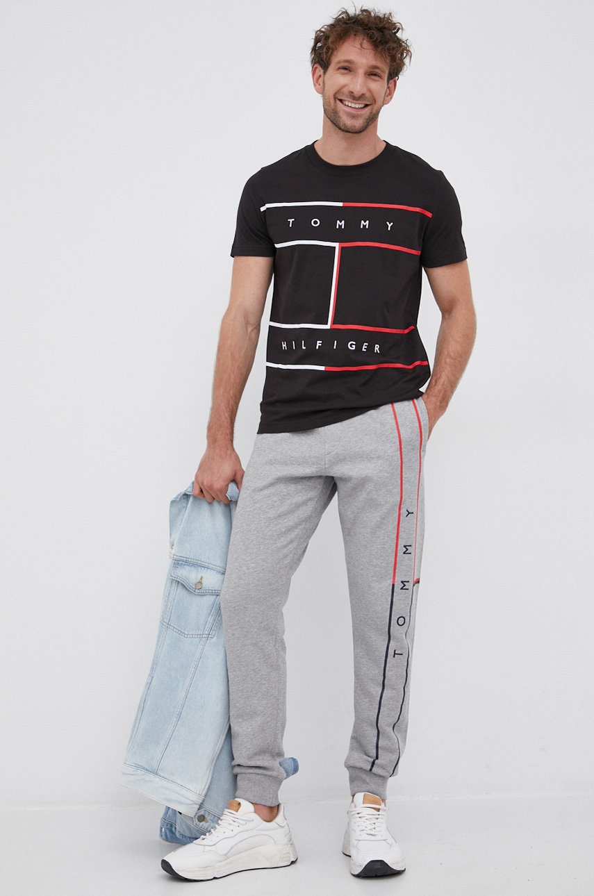 

Памучна тениска Tommy Hilfiger в черно с апликация, Черен