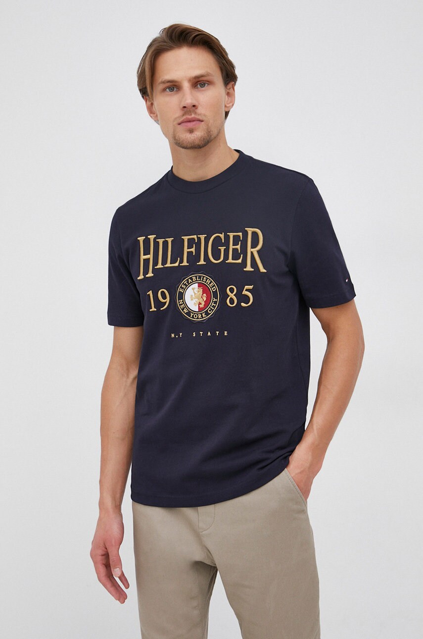 

Памучна тениска Tommy Hilfiger в тъмносиньо с апликация, Тъмносин