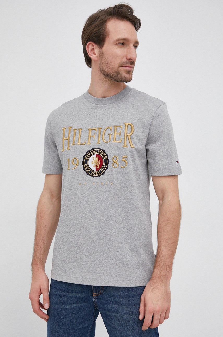 

Памучна тениска Tommy Hilfiger в сиво с апликация, Сив