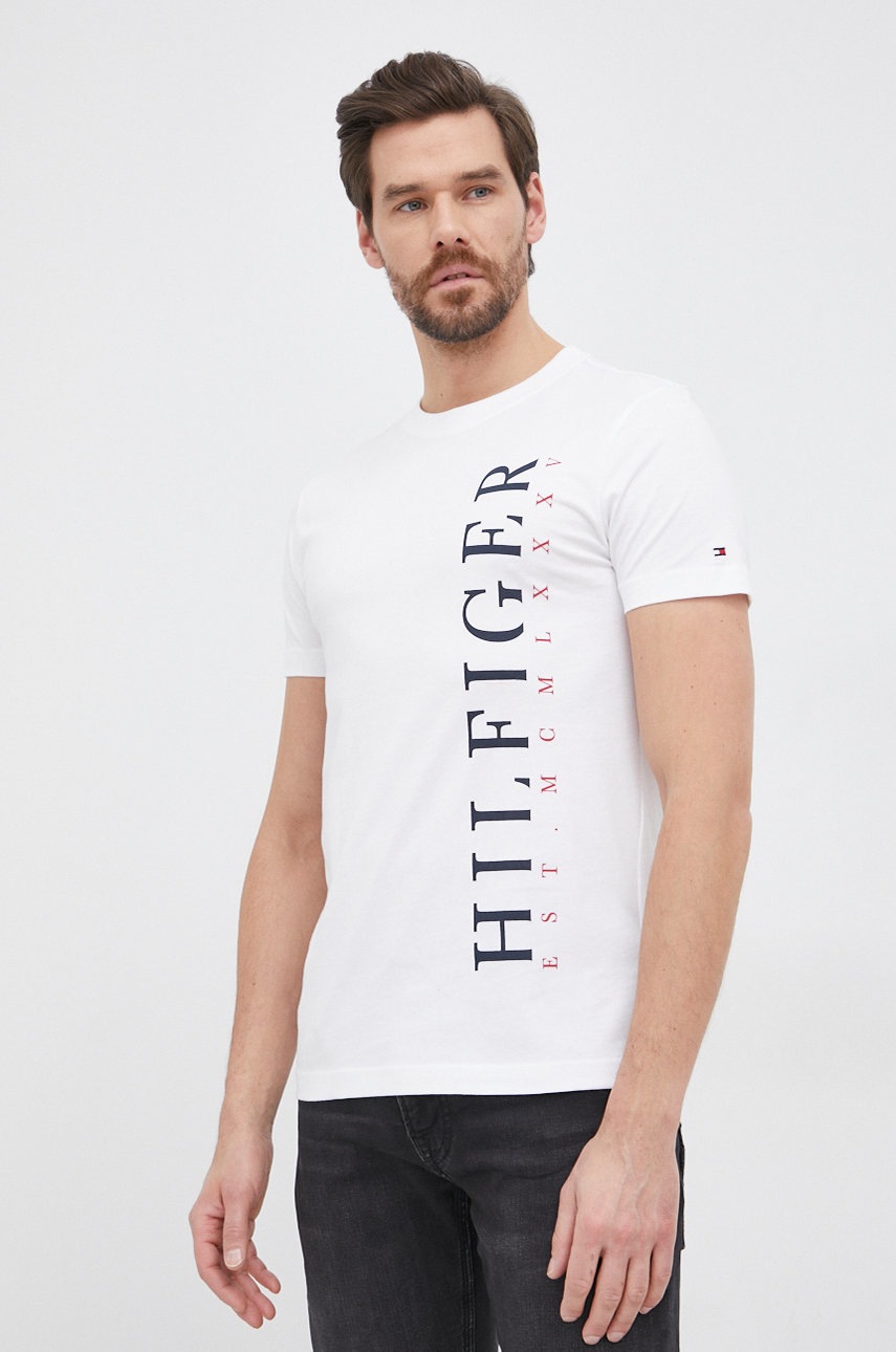 

Памучна тениска Tommy Hilfiger в бяло с принт, Бял