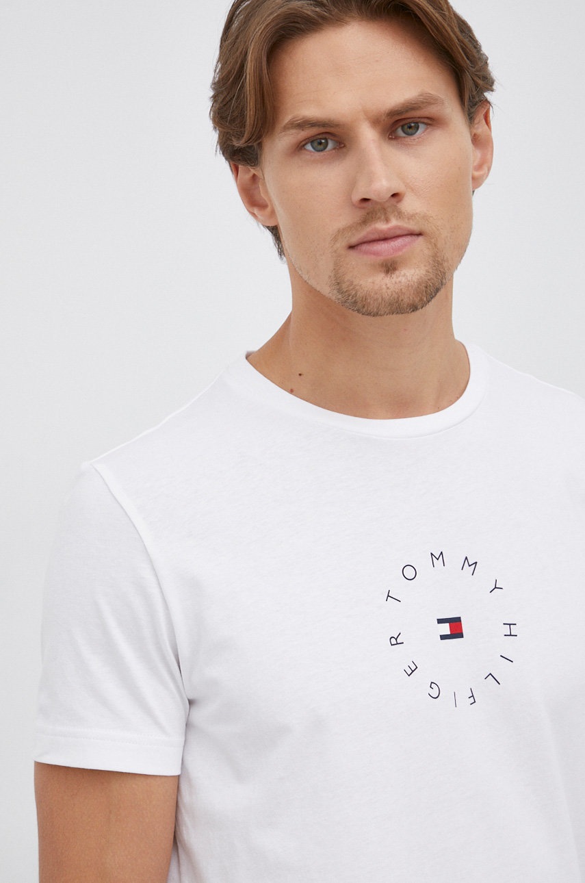 

Памучна тениска Tommy Hilfiger в бяло с принт, Бял