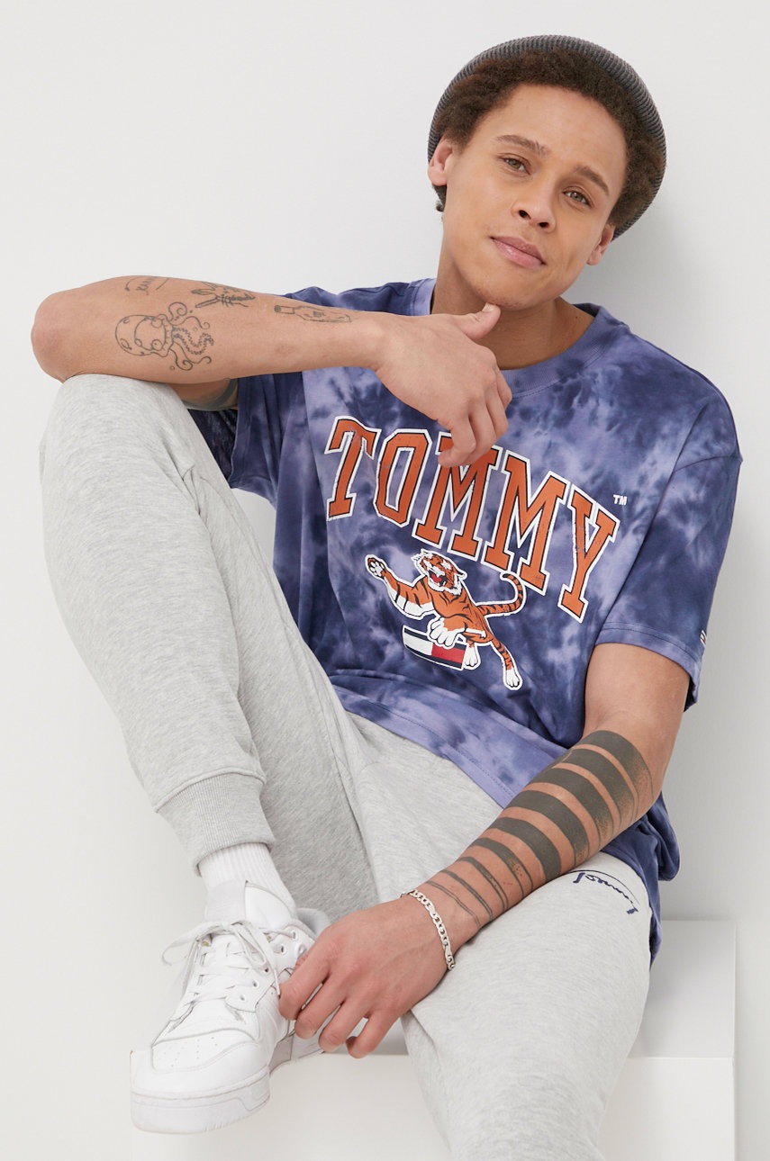 

Хлопковая футболка Tommy Jeans цвет синий с принтом