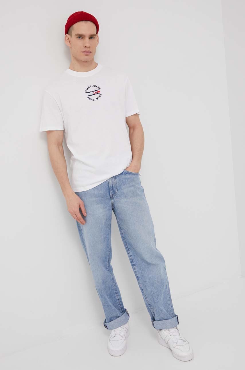 

Памучна тениска Tommy Jeans в бяло с апликация, Бял
