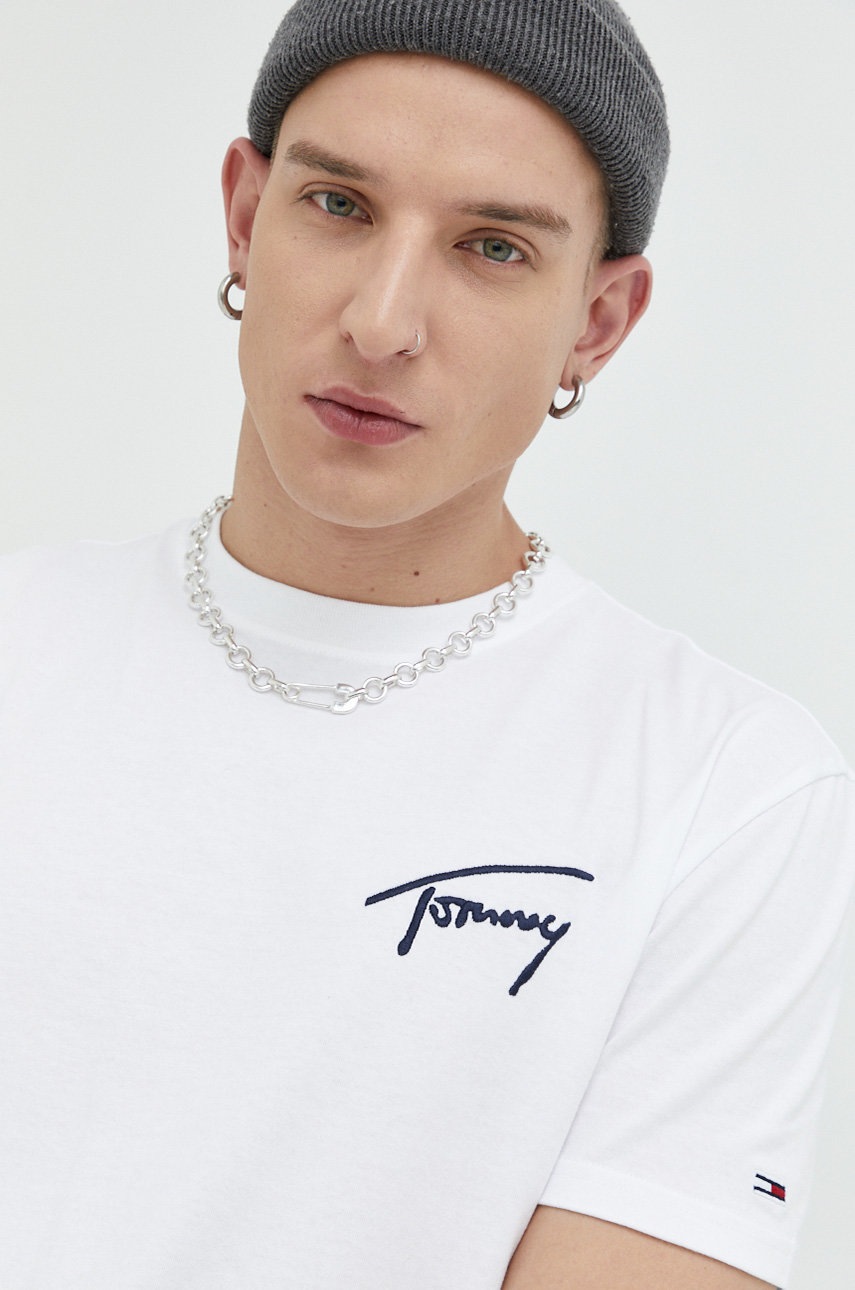 

Памучна тениска Tommy Jeans в бяло с апликация, Бял