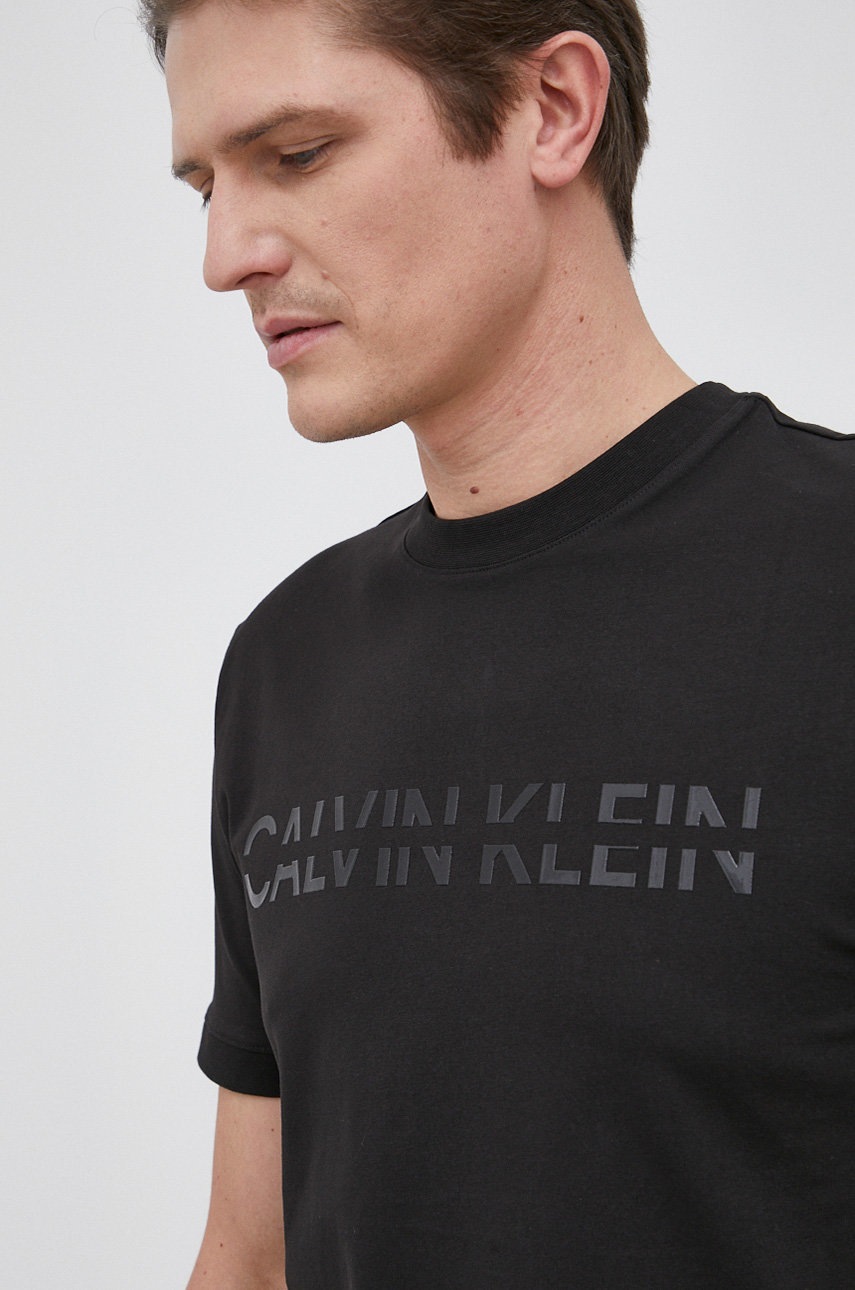

Футболка Calvin Klein мужской цвет чёрный с аппликацией