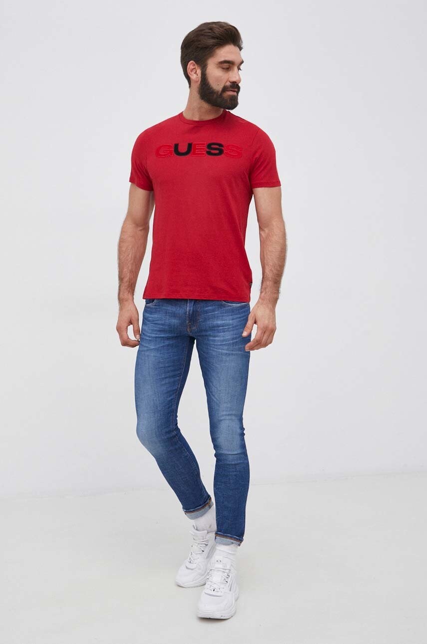 

Футболка Guess чоловіча колір червоний з принтом