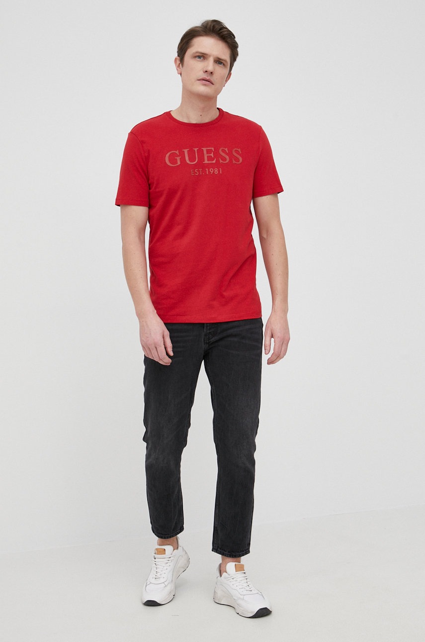

Футболка Guess чоловічий колір червоний з аплікацією