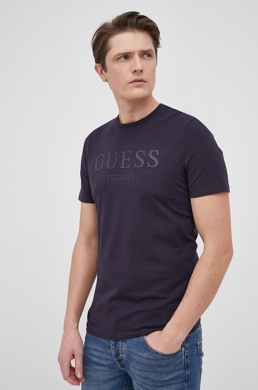 

Тениска Guess мъжка в тъмносиньо с апликация, Тъмносин