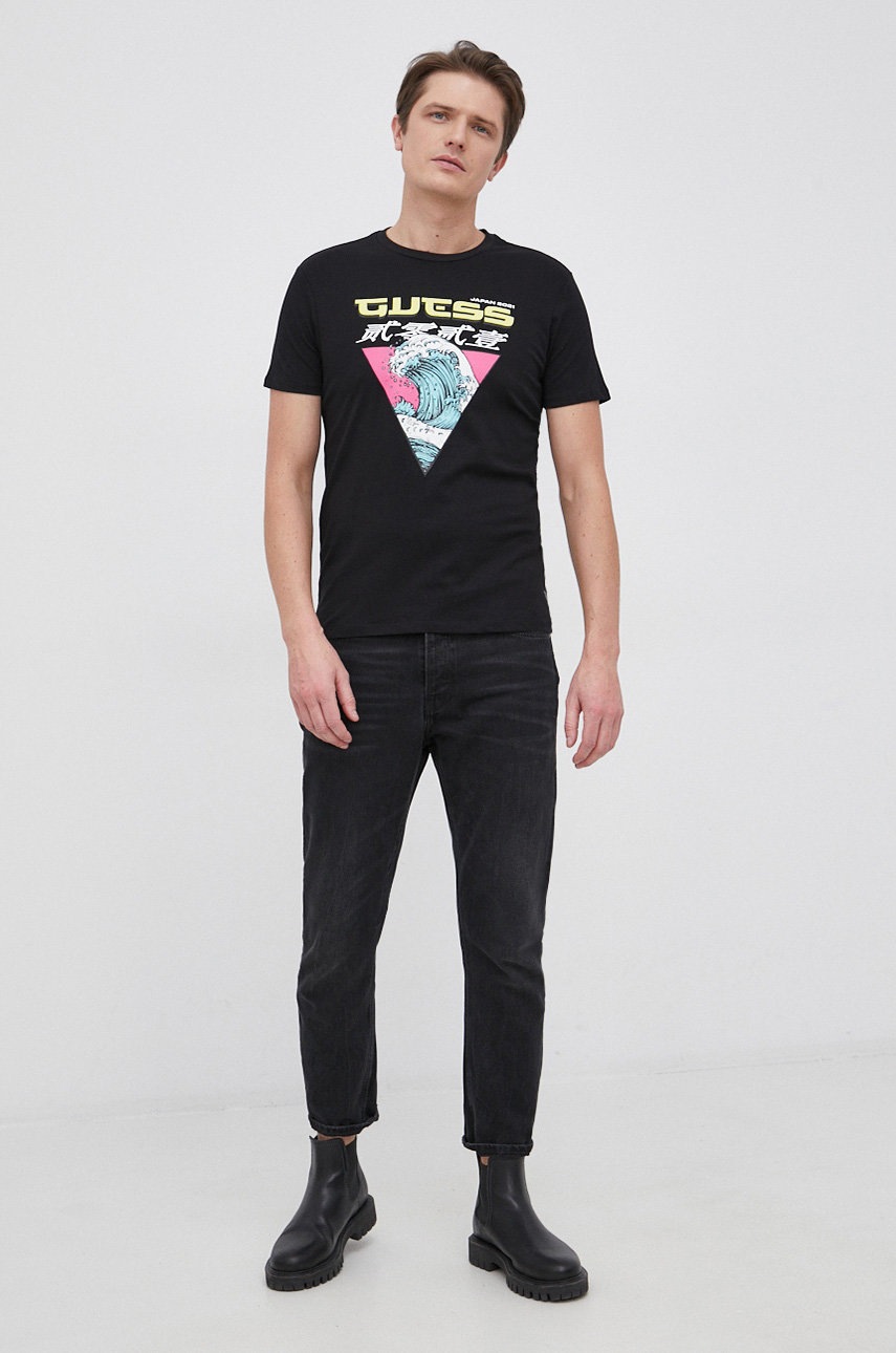 

Хлопковая футболка Guess цвет чёрный с принтом