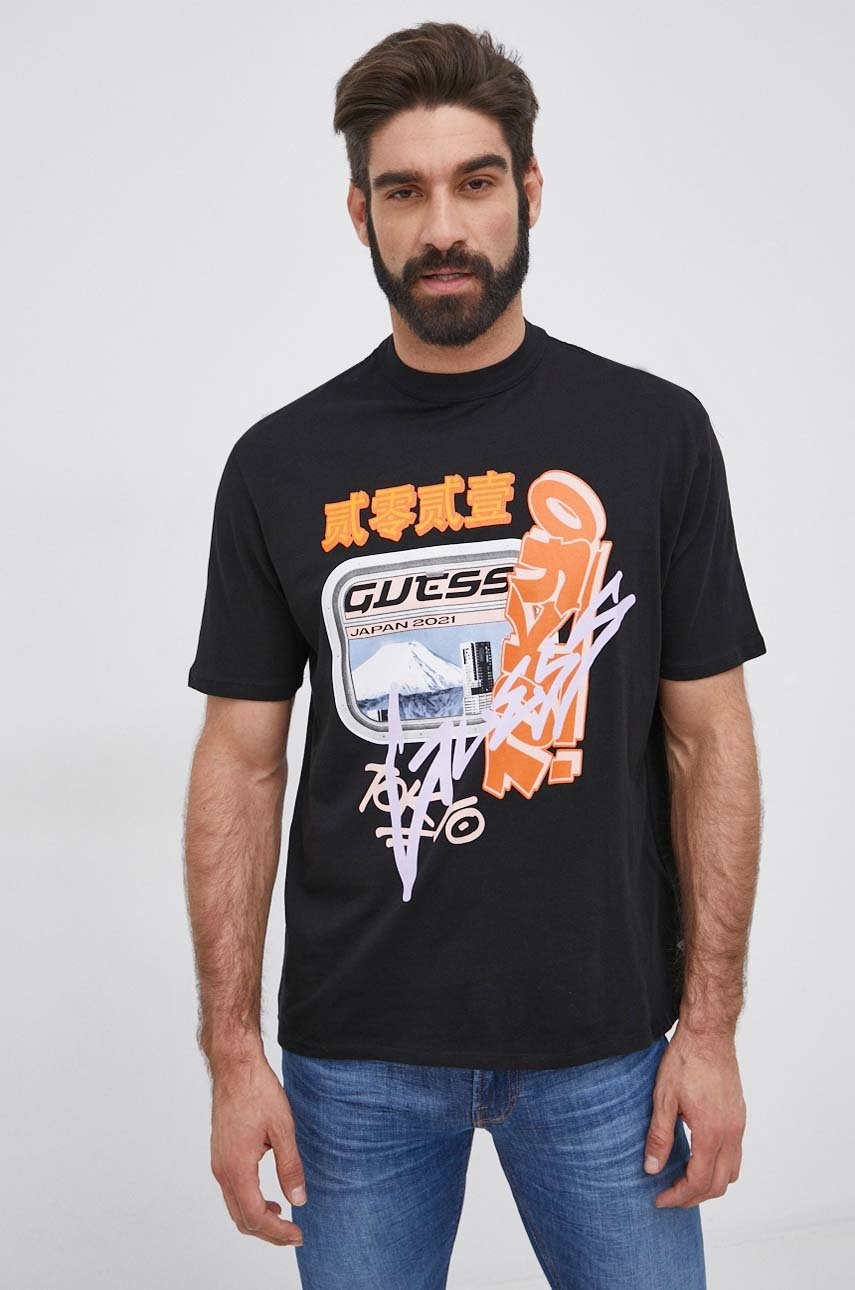 

Памучна тениска Guess в черно с принт, Черен