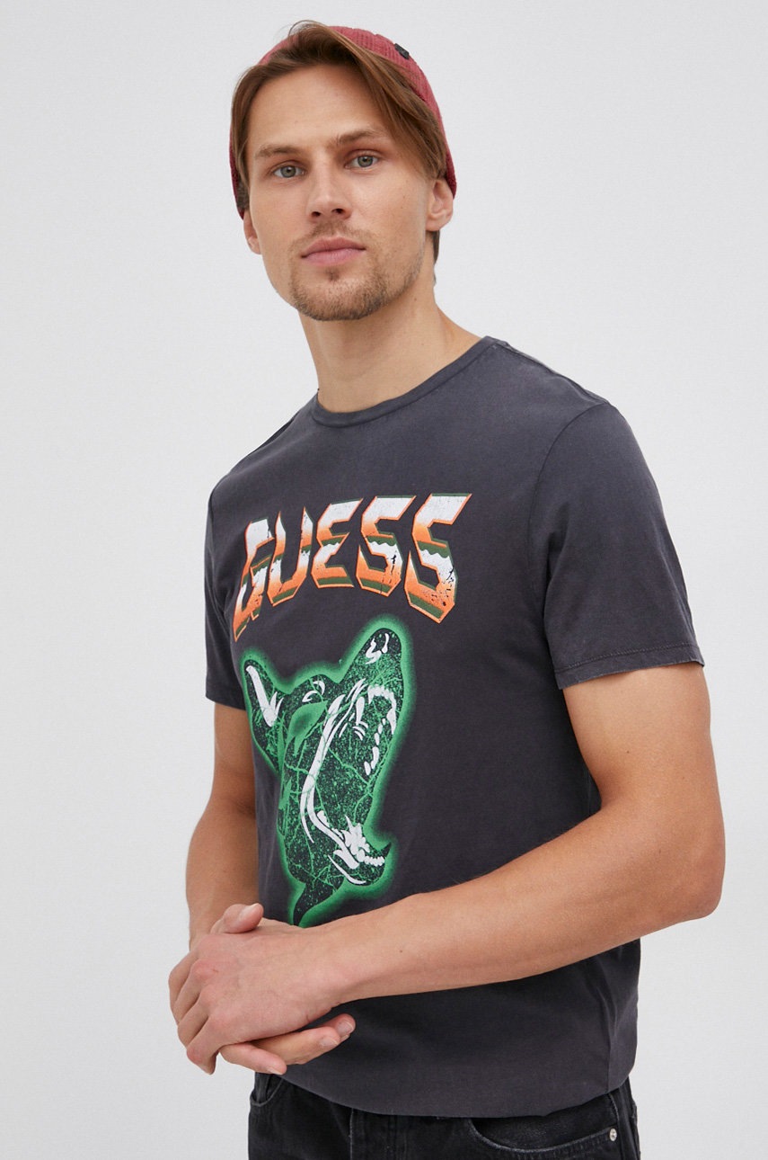 

Памучна тениска Guess в сиво с принт, Сив