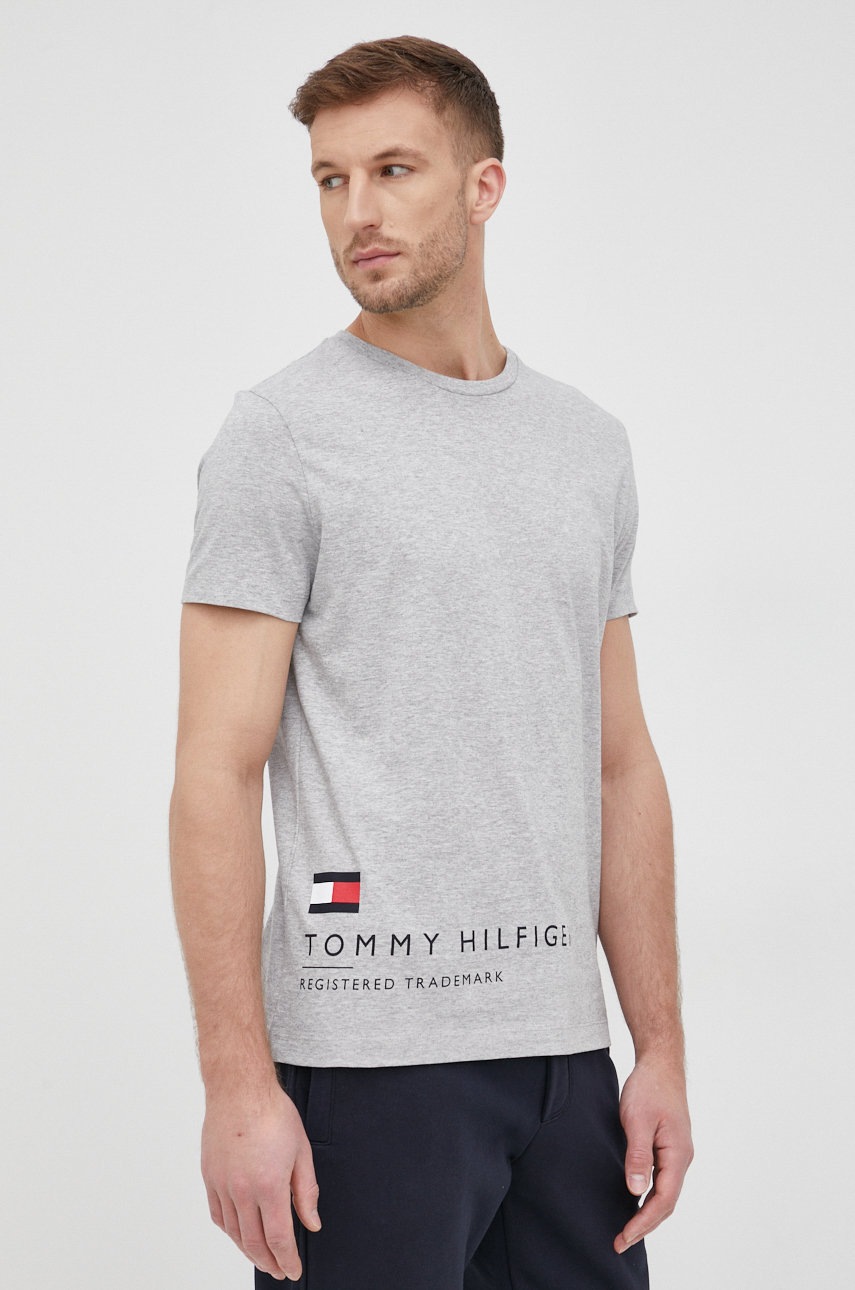 

Памучна тениска Tommy Hilfiger в сиво с принт, Сив