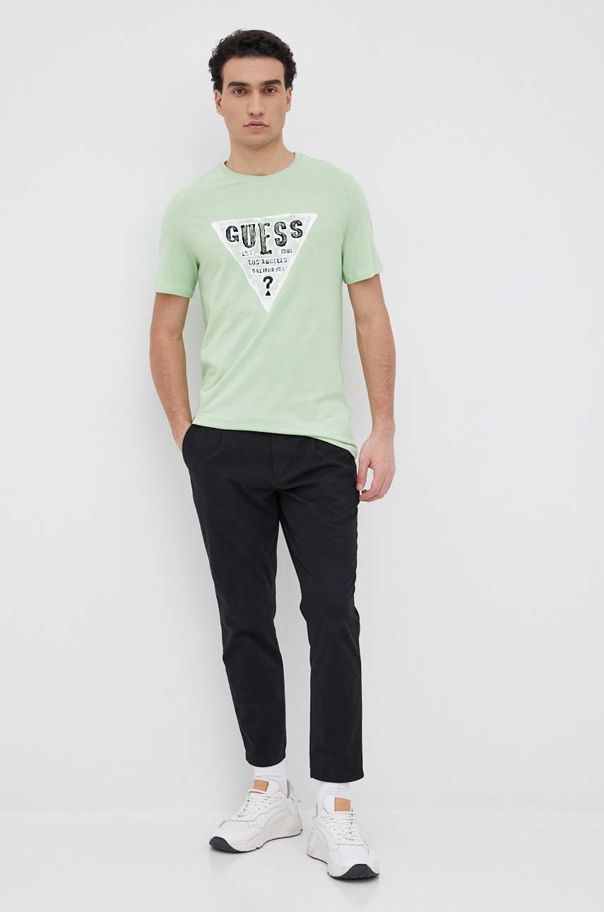 

Футболка Guess чоловічий колір зелений з принтом