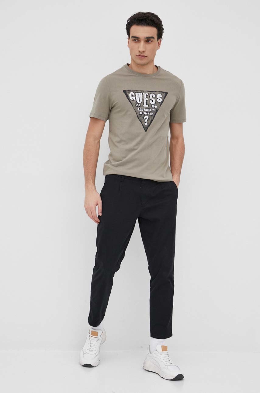 

Футболка Guess чоловічий колір зелений з принтом
