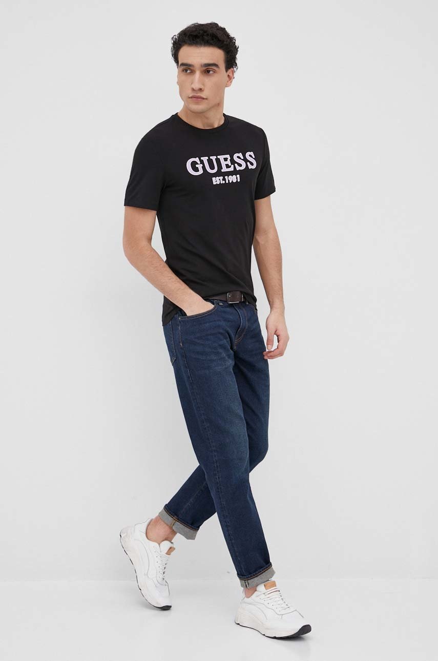 

Тениска Guess мъжки в черно с принт, Черен