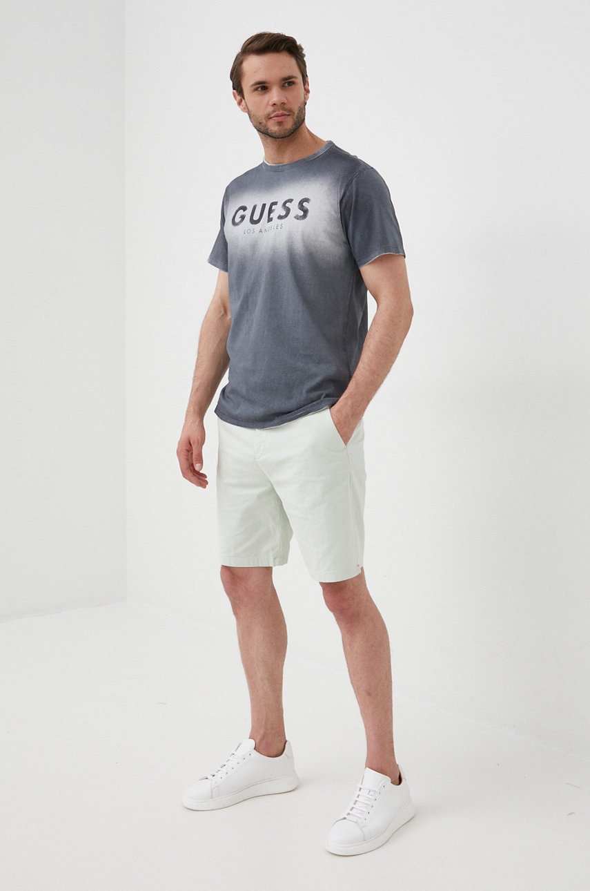 

Хлопковая футболка Guess цвет серый с принтом