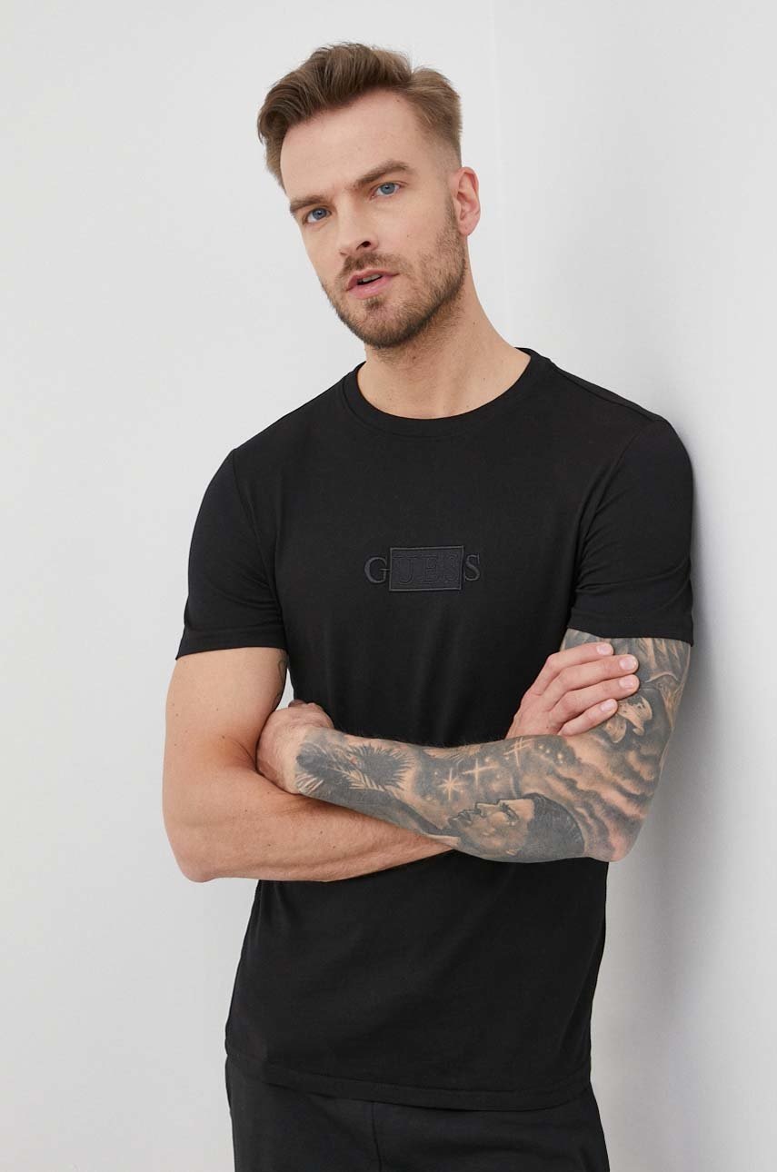 

Памучна тениска Guess в черно с апликация, Черен