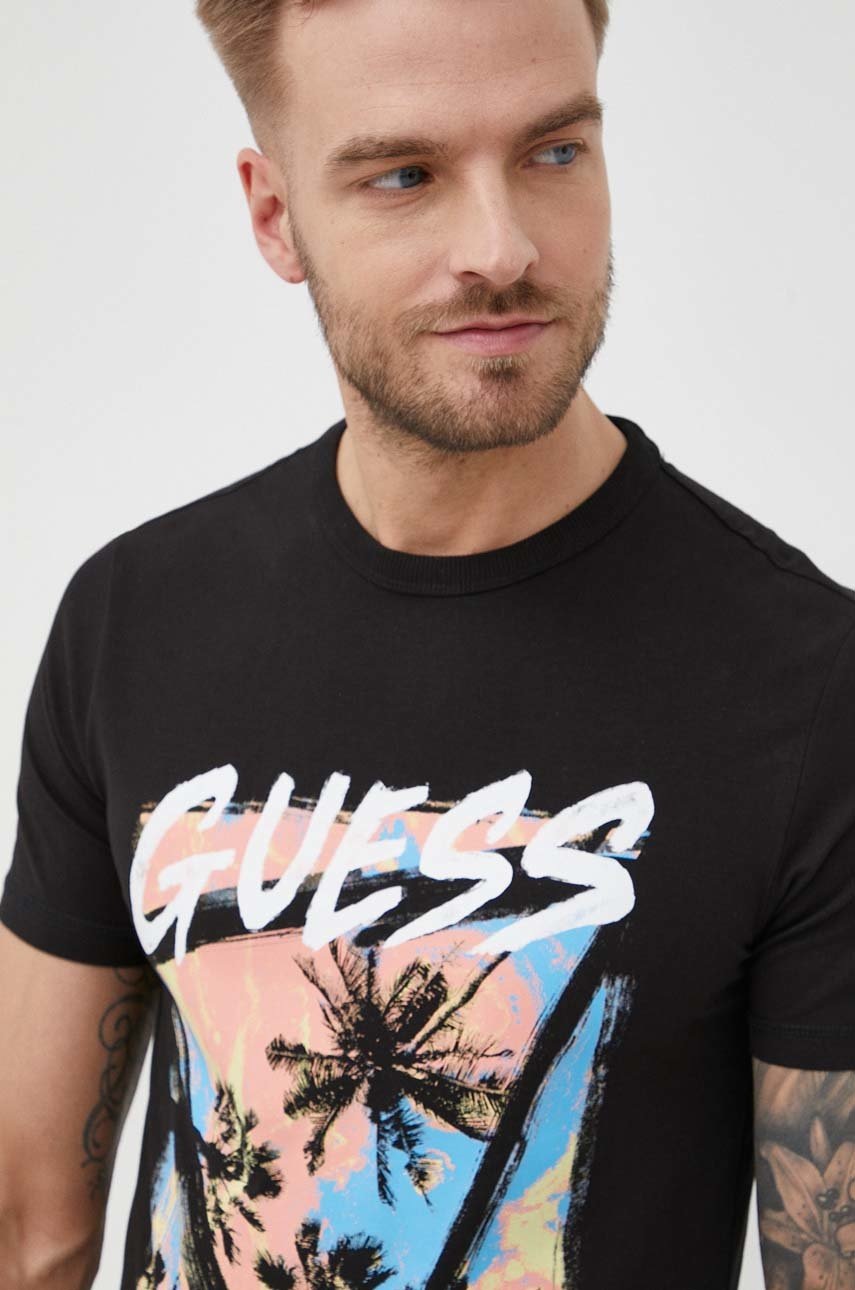 

Тениска Guess мъжки в черно с принт, Черен