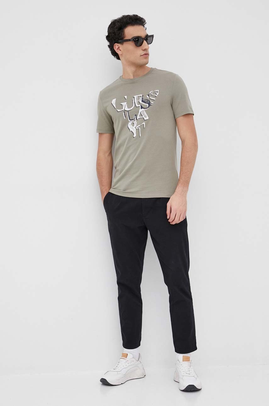 

Футболка Guess чоловічий колір зелений з принтом