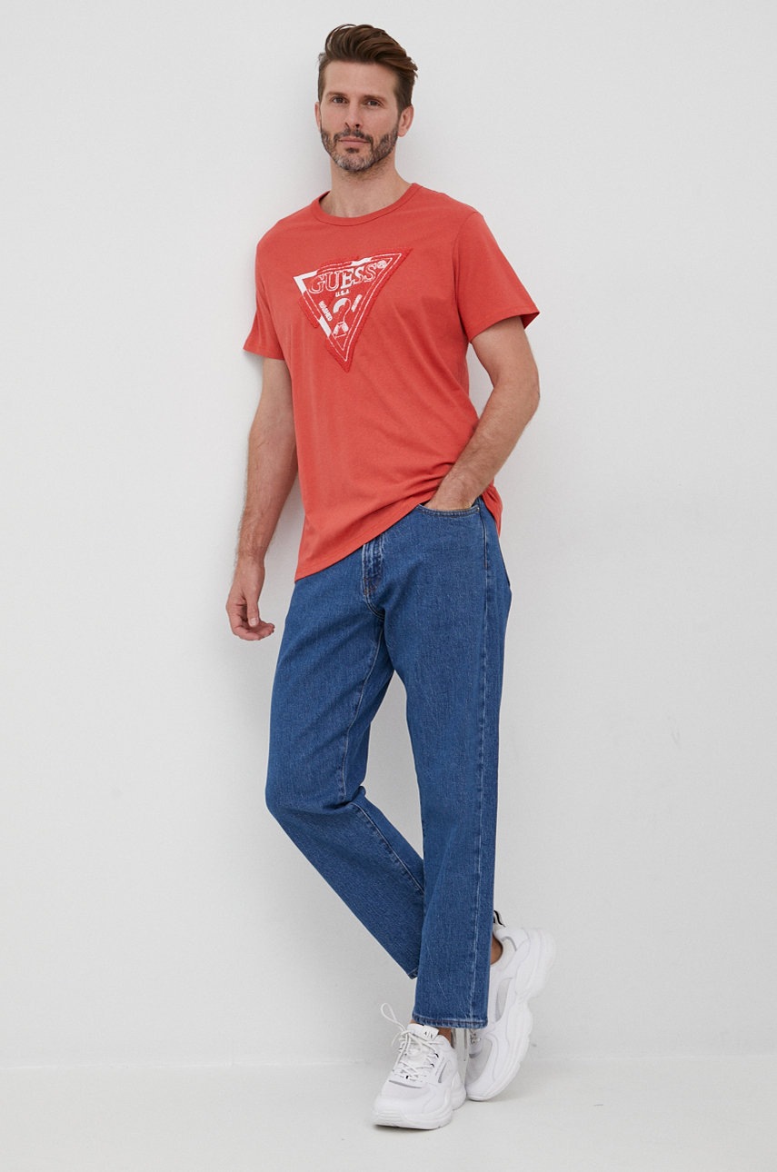 

Памучна тениска Guess в червено с апликация, Червен