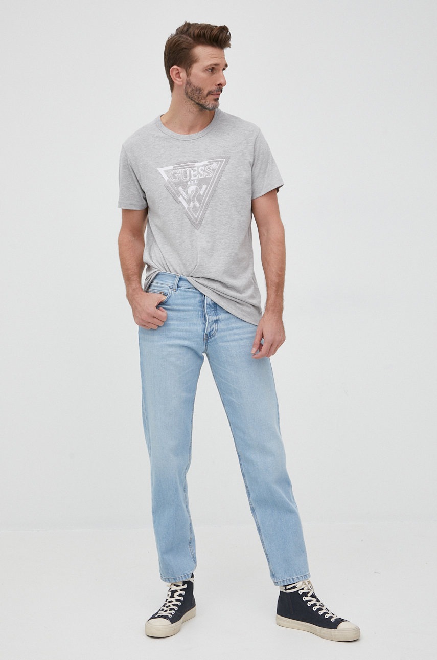 

Памучна тениска Guess в сиво с апликация, Сив