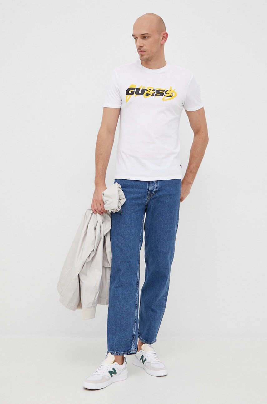 

Бавовняна футболка Guess колір білий з принтом