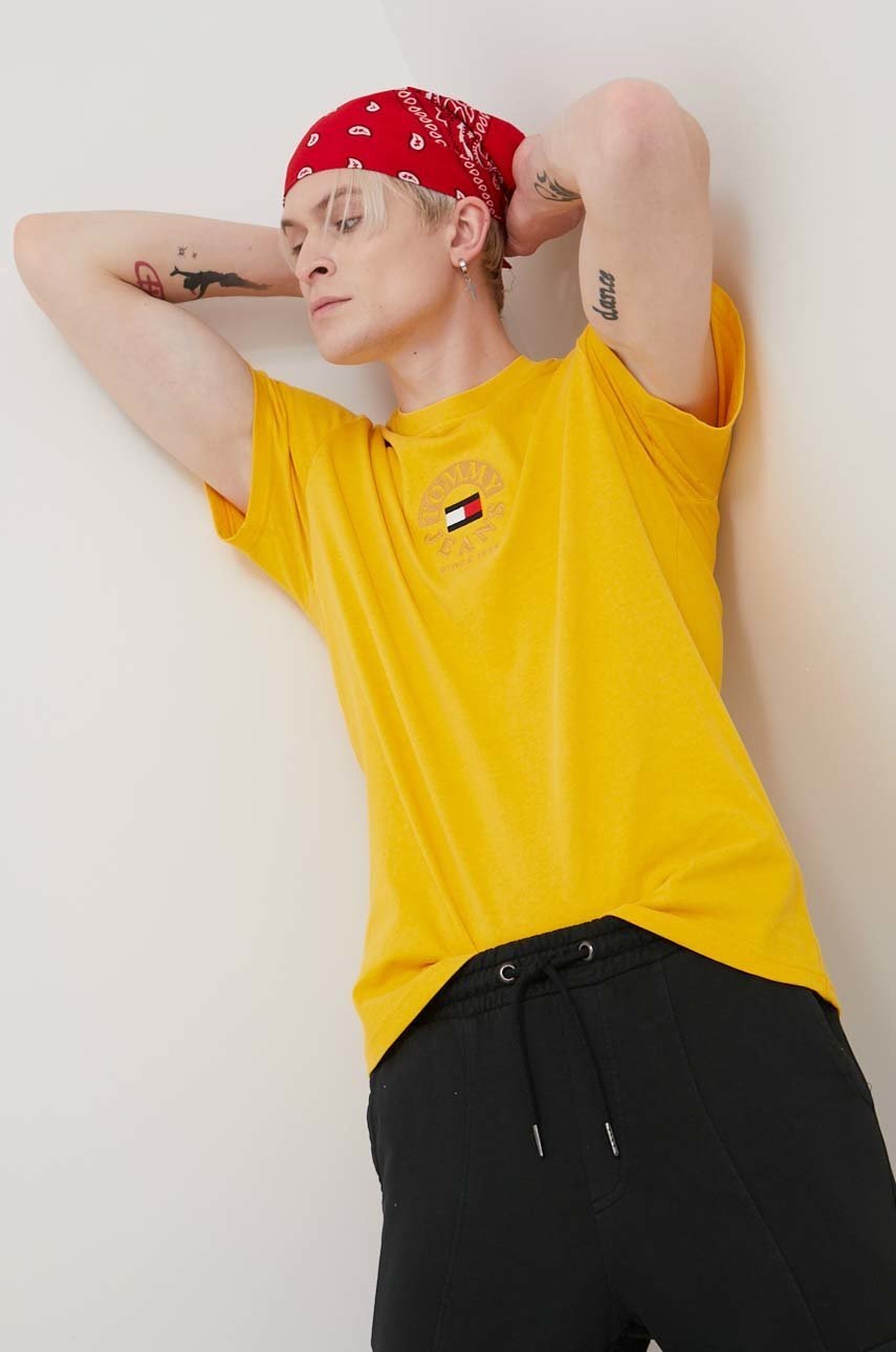 

Памучна тениска Tommy Jeans в жълто с апликация, Жълт