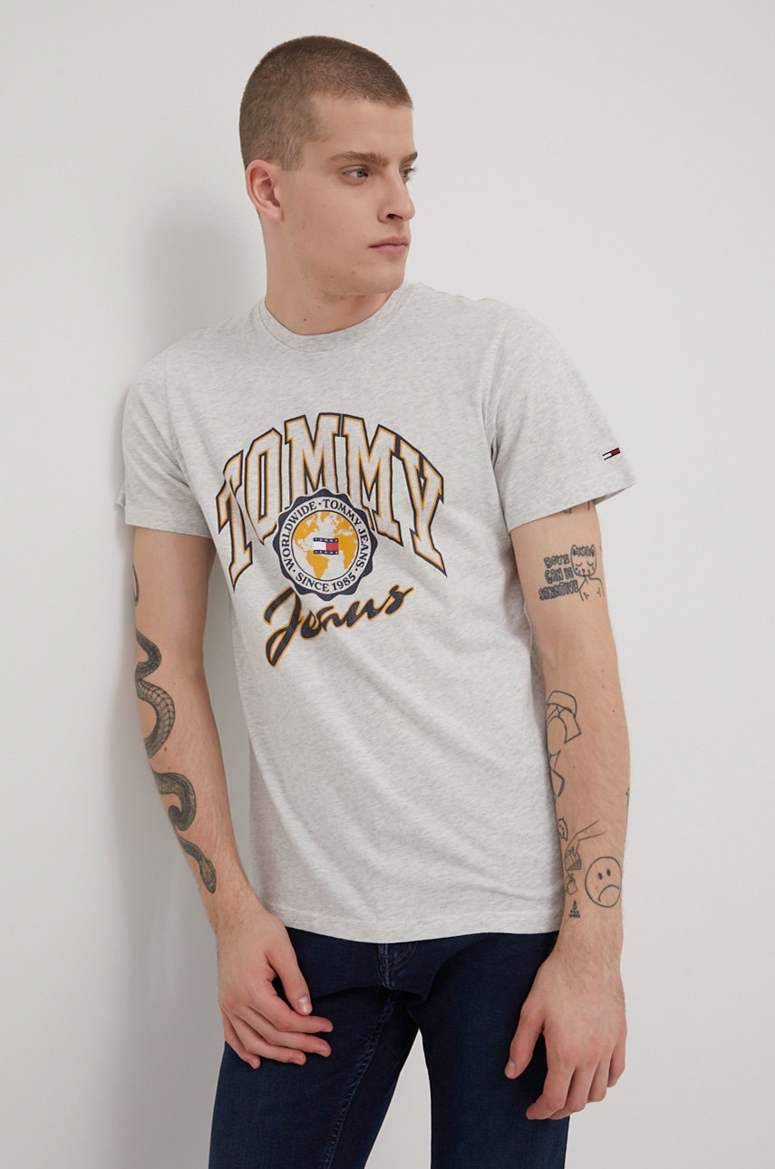 

Памучна тениска Tommy Jeans в сиво с принт, Сив
