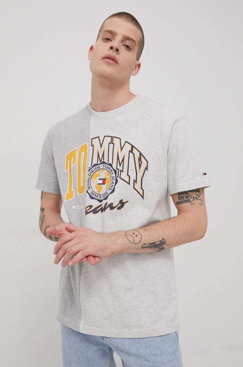 

Памучна тениска Tommy Jeans в сиво с принт, Сив