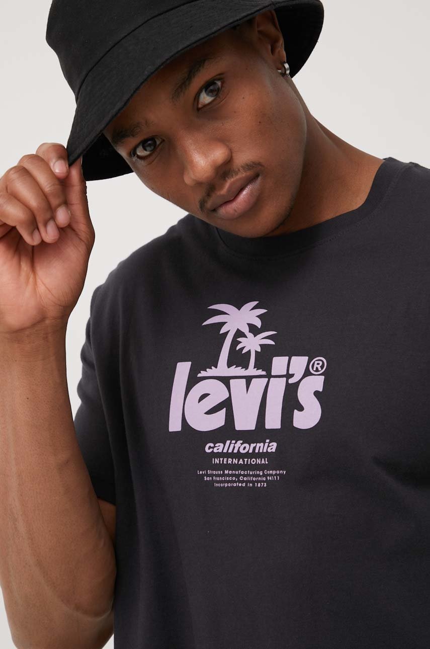 

Памучна тениска Levi's в черно с принт, Черен