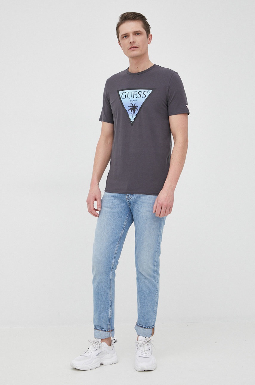 

Футболка Guess чоловічий колір сірий з принтом