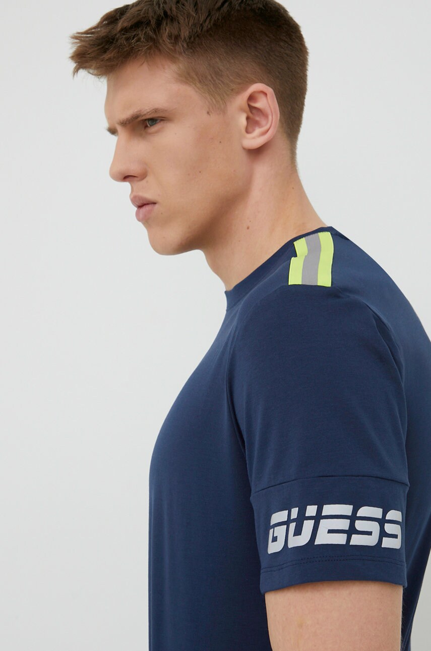 

Футболка Guess чоловічий колір синій з аплікацією