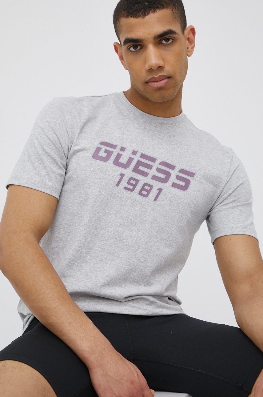 

Футболка Guess чоловічий колір сірий з принтом