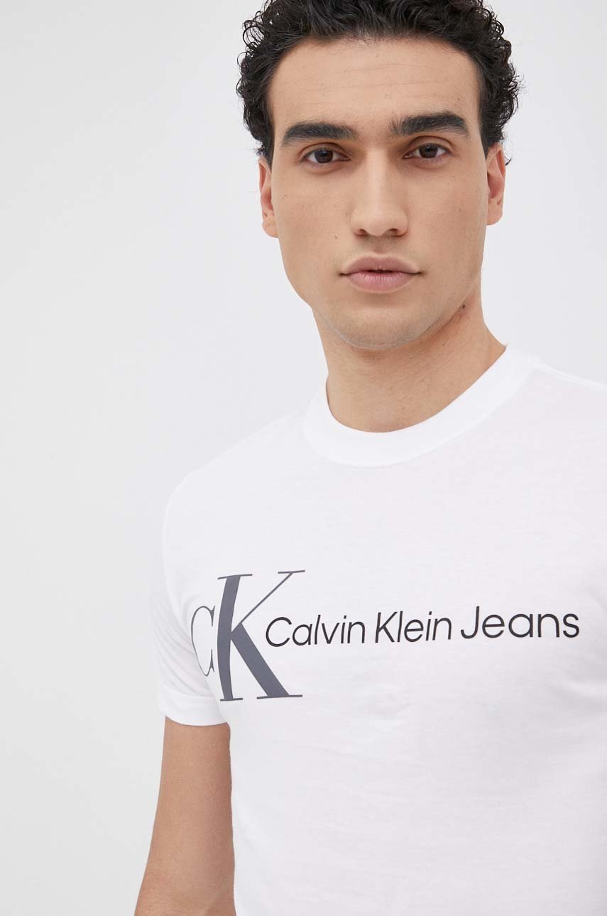 

Памучна тениска Calvin Klein Jeans в бяло с принт, Бял