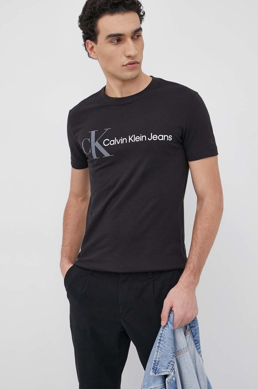 

Памучна тениска Calvin Klein Jeans в черно с принт, Черен