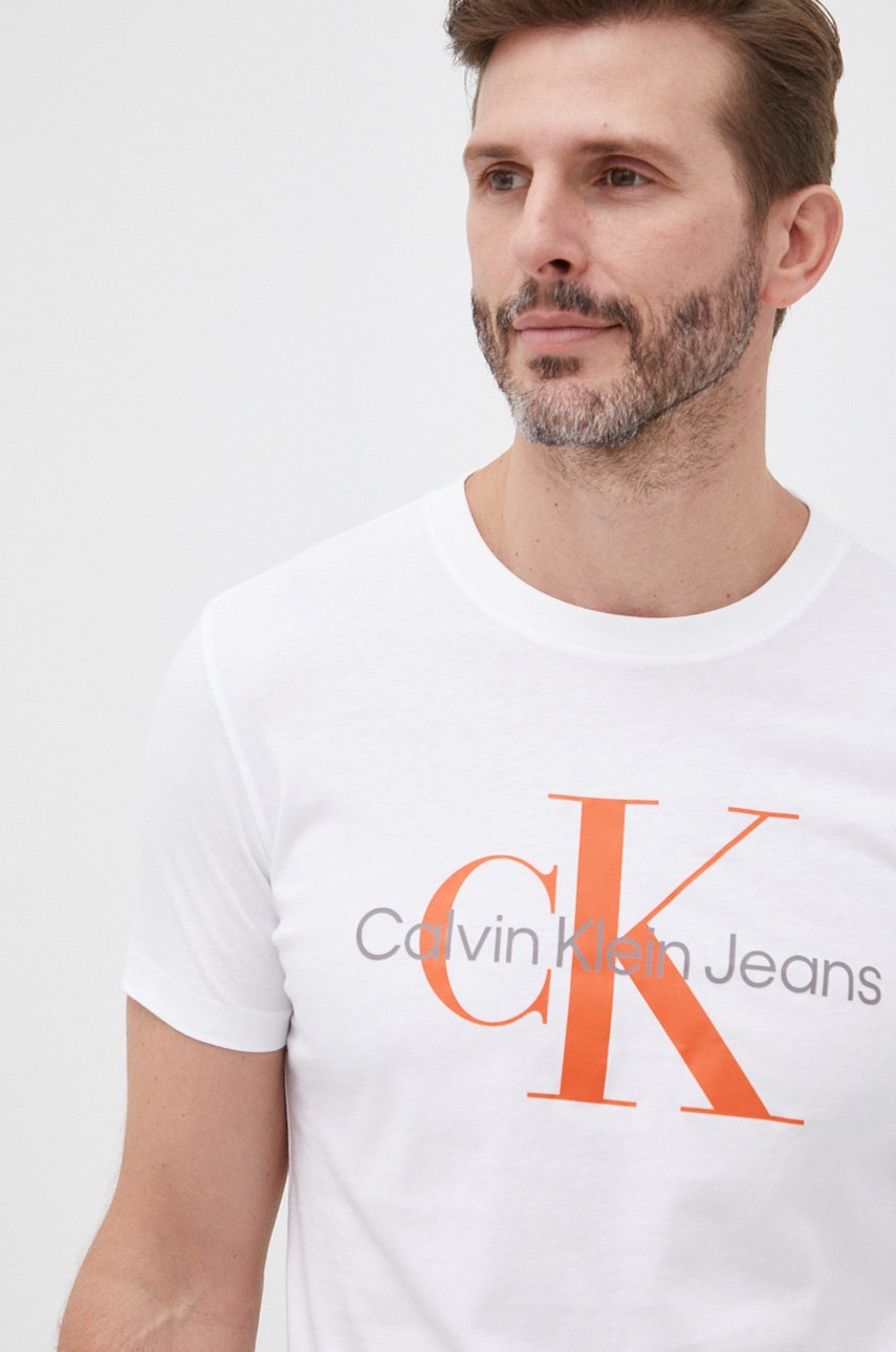 

Памучна тениска Calvin Klein Jeans в бяло с принт, Бял
