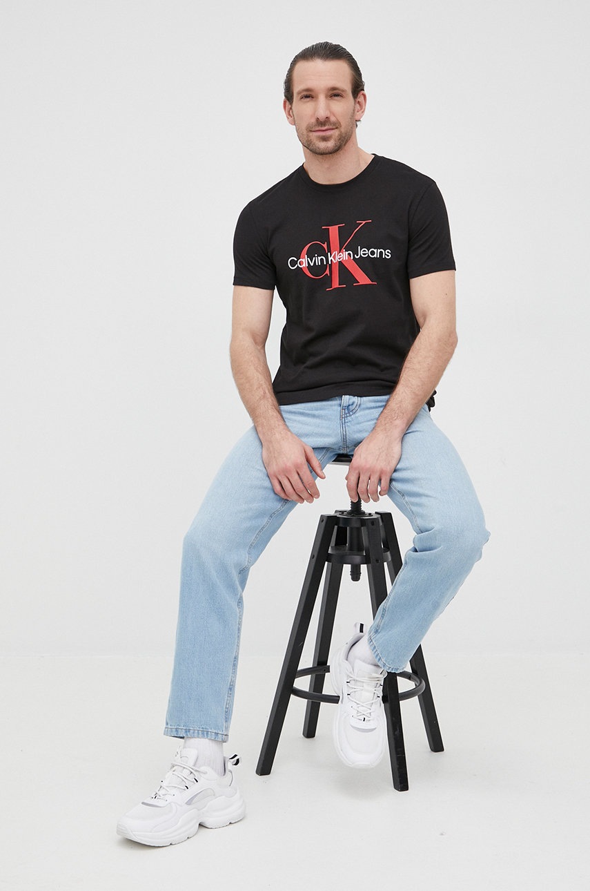 

Памучна тениска Calvin Klein Jeans в черно с принт, Черен