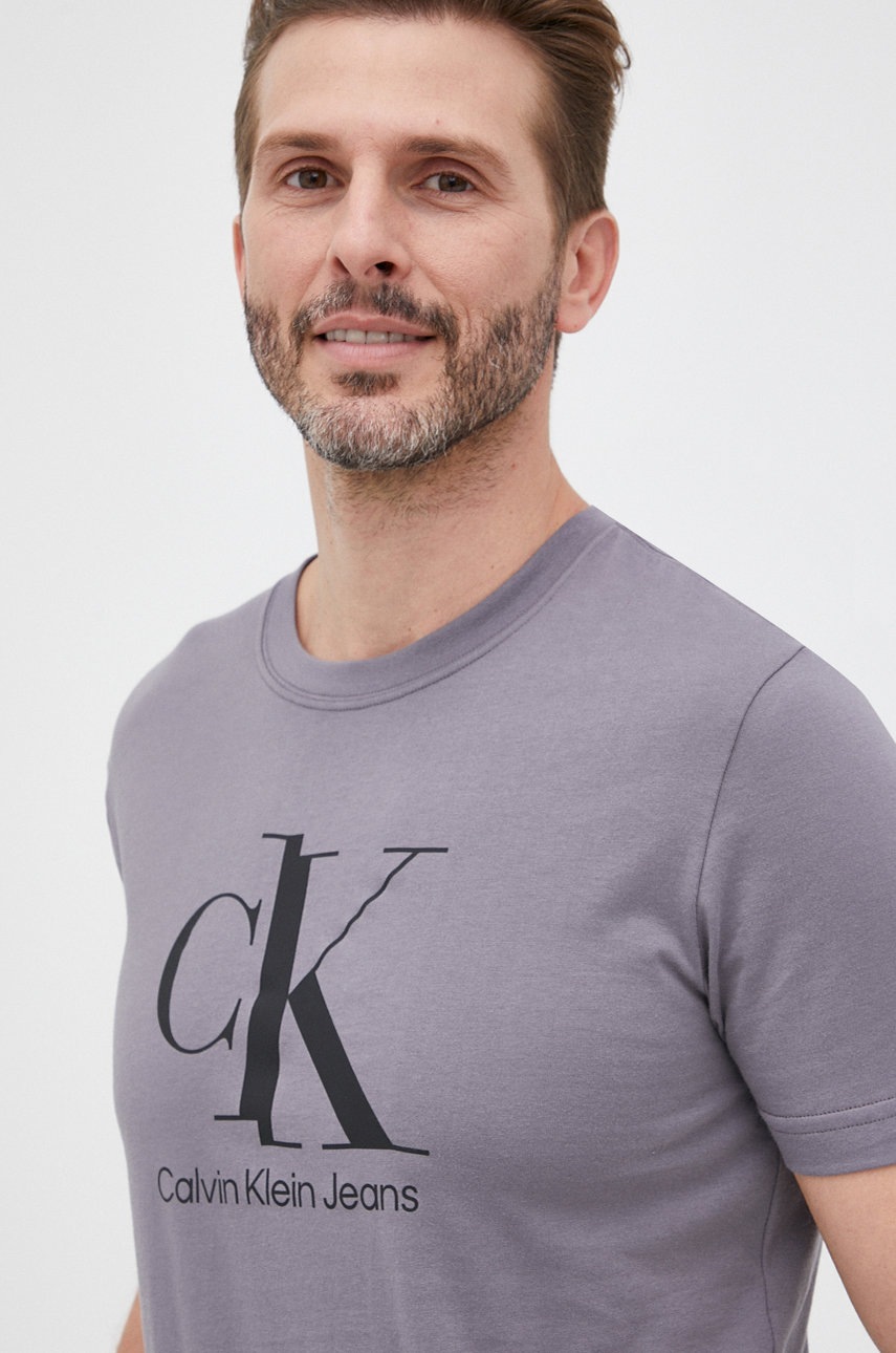 

Памучна тениска Calvin Klein Jeans в сиво с принт, Сив