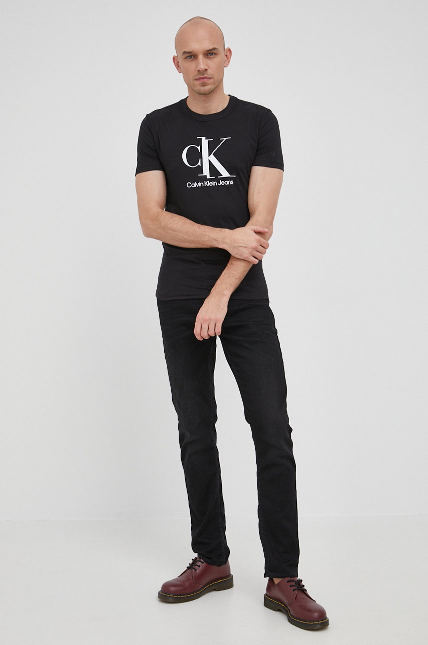 

Памучна тениска Calvin Klein Jeans в черно с принт, Черен