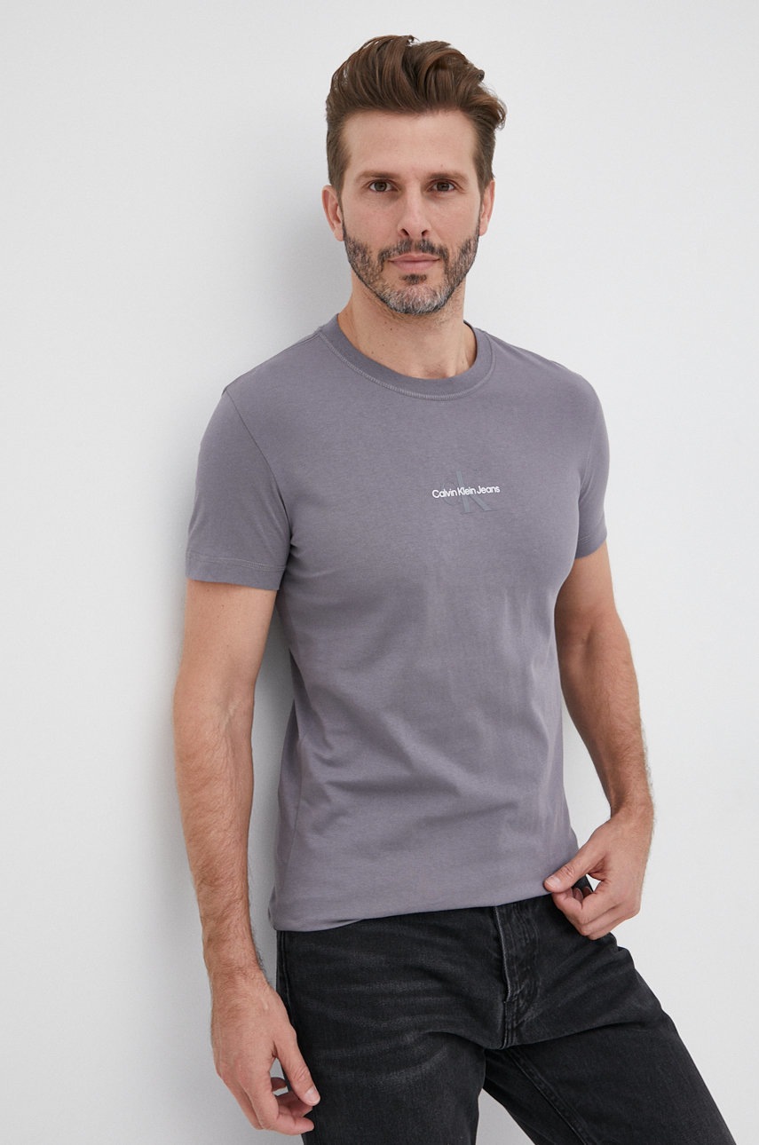 

Памучна тениска Calvin Klein Jeans в сиво с принт, Сив