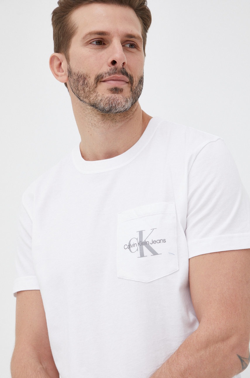 

Памучна тениска Calvin Klein Jeans в бяло с принт, Бял