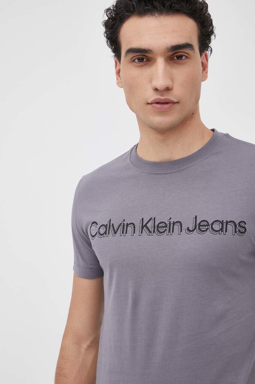 

Памучна тениска Calvin Klein Jeans в сиво с принт, Сив