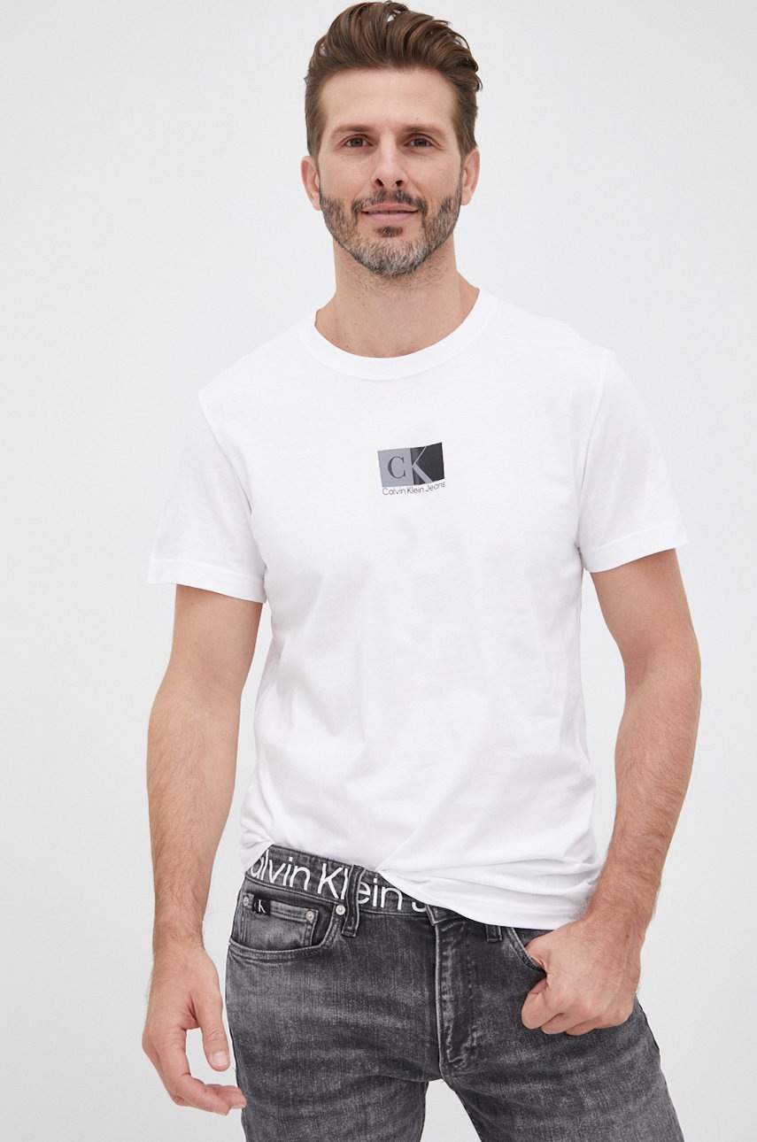 

Памучна тениска Calvin Klein Jeans в бяло с принт, Бял