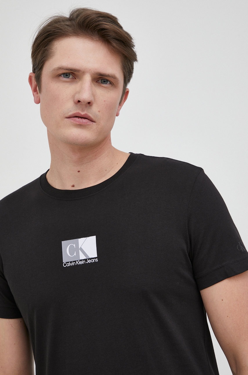 

Памучна тениска Calvin Klein Jeans в черно с принт, Черен