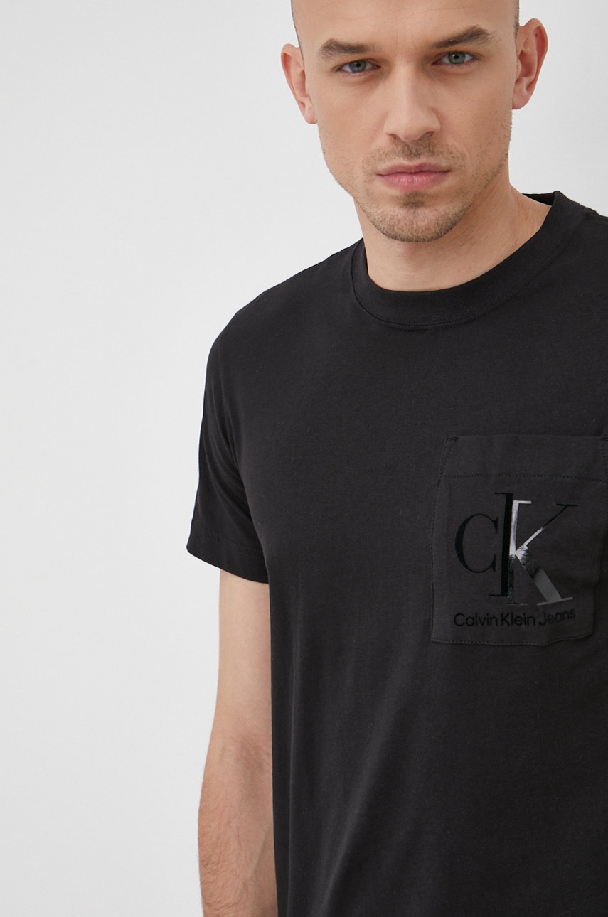 

Памучна тениска Calvin Klein Jeans в черно с принт, Черен