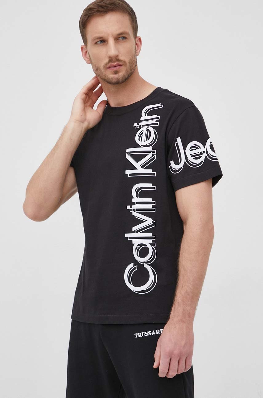 

Памучна тениска Calvin Klein Jeans в черно с принт, Черен