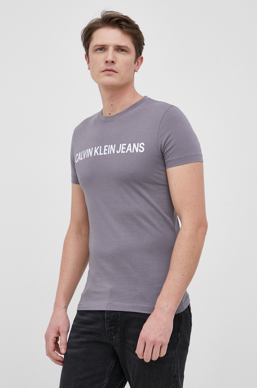 

Памучна тениска Calvin Klein Jeans в сиво с принт, Сив