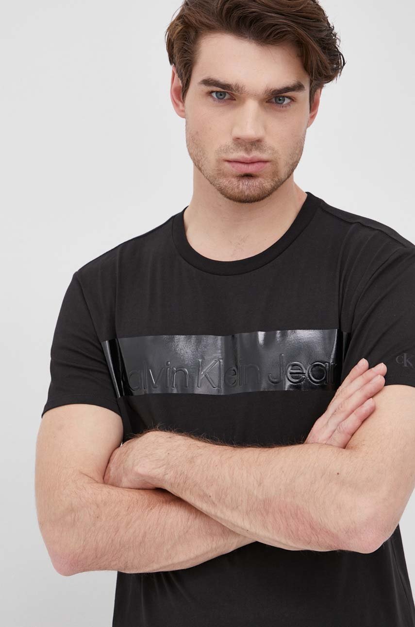 

Памучна тениска Calvin Klein Jeans в черно с апликация, Черен